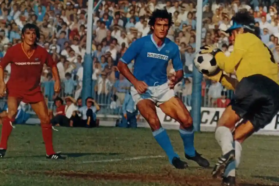 Bivi anticipato da Castellini che e protetto da Bruscolotti Napoli Catanzaro 1 1 esordio con gol di Bivi in Serie A
