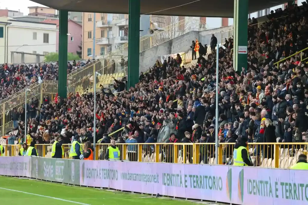tribuna tifosi catanzaro ceravolo